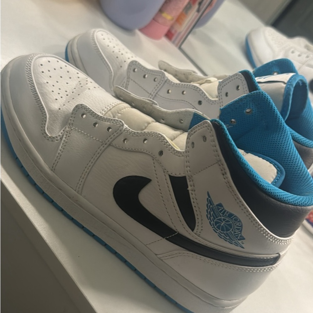 Nike White and Blue Sneakers Low-Top Design